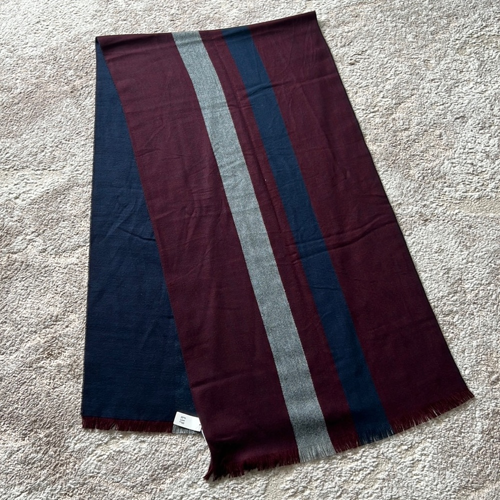 Brand new Gap reversible scarf (very soft!)